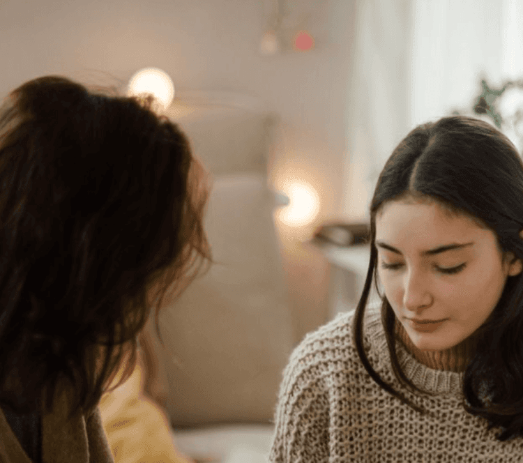 une mère et sa fille discutant de Parcoursup 2025 : comment formuler ses vœux et bien choisir ses formations