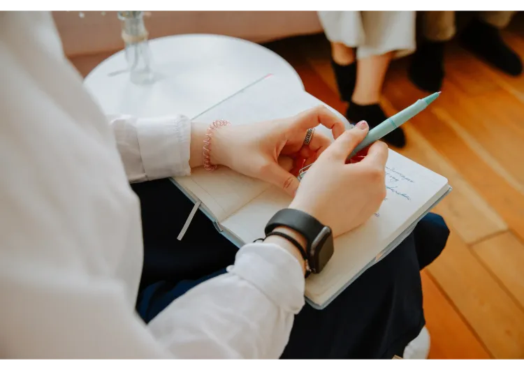 Jeune fille qui fait une liste LEA VS LLCER pour savoir quoi faire après le BAC