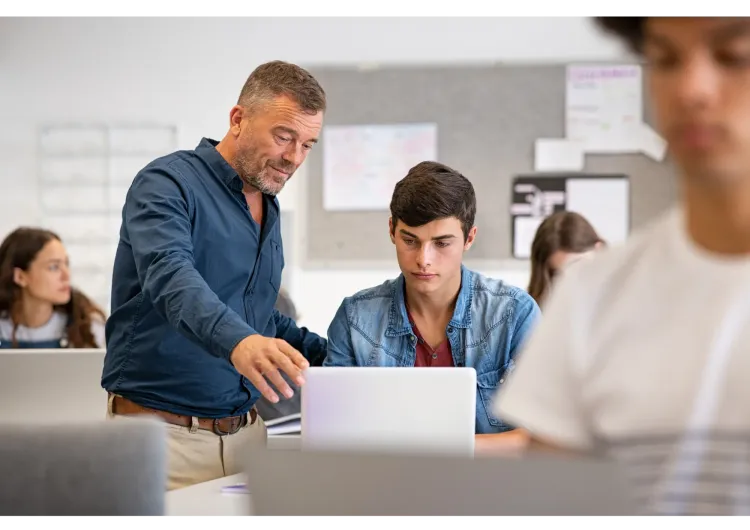 Les 5 spécialités à prendre au lycée pour intégrer une école de commerce