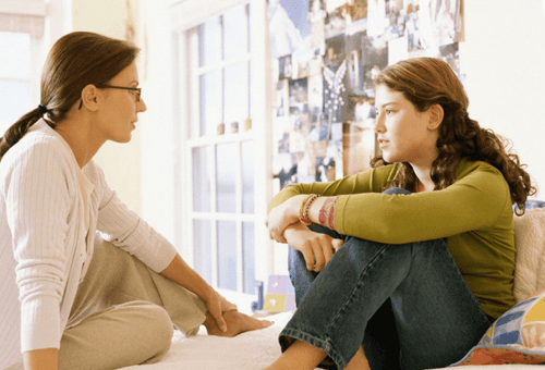 mère discutant avec sa fille pour l'aider à trouver son métier en fonction de sa personnalité