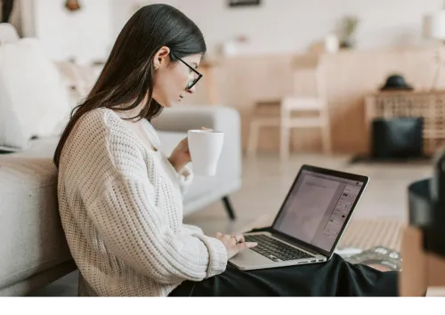 Femme qui lit l'article Master VS Mastère