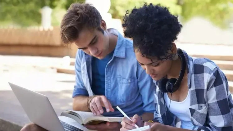 Deux étudiants qui utilisent la méthode Cornell pour leurs examens de fin d’année. Ils veulent réviser moins, mais mieux.