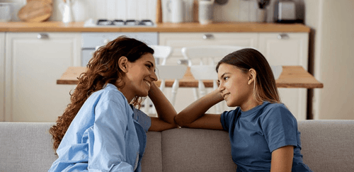 Une mère et sa fille qui parlent ensemble de la rentrée en 3ᵉ : le moment pour poser les bases d’une bonne orientation.