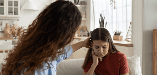 une mère et sa fille cherchant si votre ado n'a aucune idée de métier en 3e ? Est-ce grave ou non ?