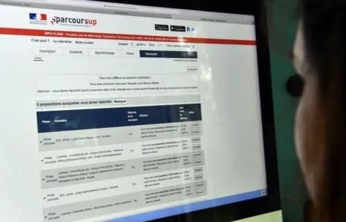 Jeune qui cherche comment bien écrire ses lettres de motivation sur Parcoursup sur internet 