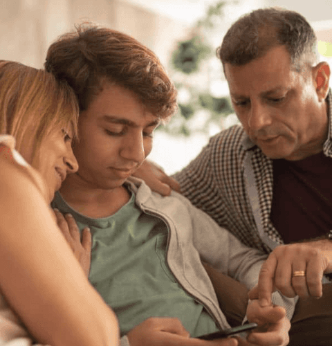 Une famille devant des Résultats partiels : comment réagir si les notes du 1er semestre sont décevantes