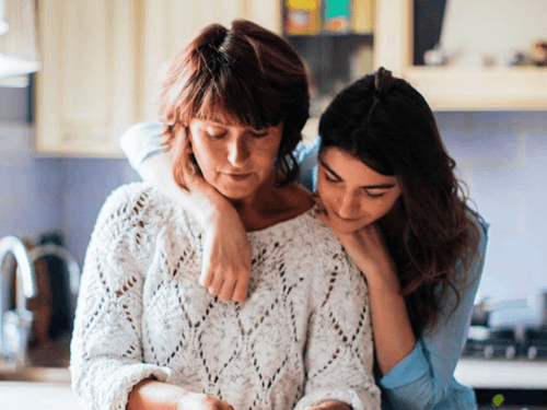 une mère et sa fille qui trouvent le test Proxxie, un test d’orientation scolaire rapide pour choisir vos études supérieures