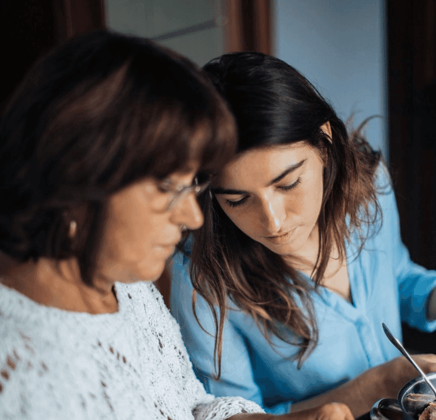 Une mère et sa fille ayant les dernières discussions : que faire après la 3ème ?